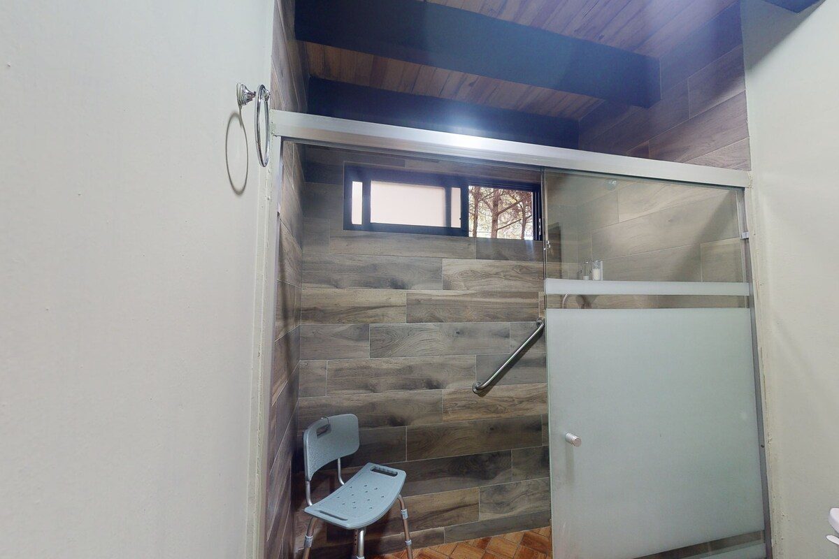 Baño accesible de Bagheera con barras de apoyo