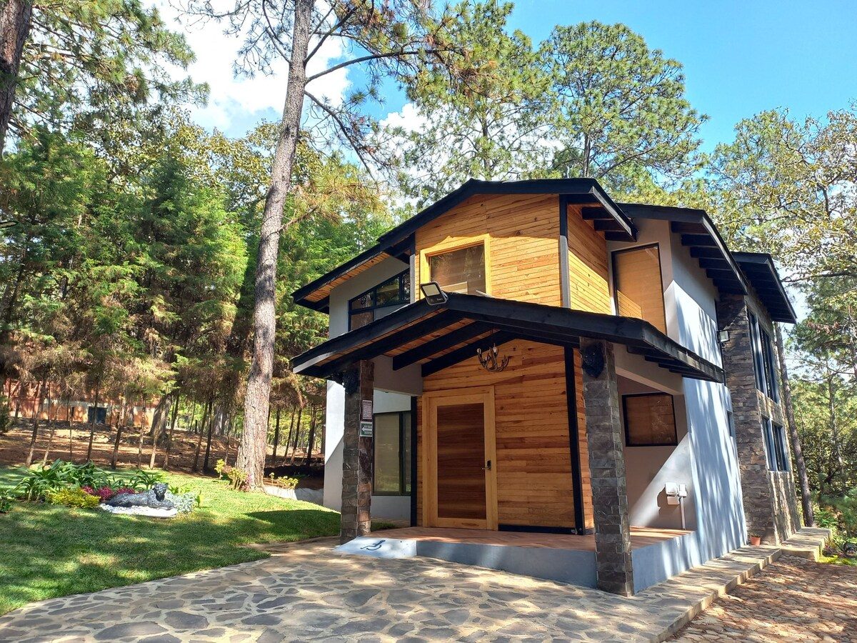 Cabaña Bagheera entre el bosque